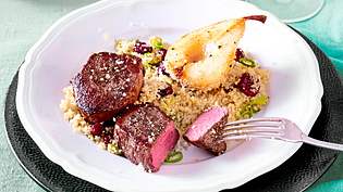 Hirschmedaillons auf Couscous mit Gewürzbirnen Rezept - Foto: LECKER @ Bauer Media Group