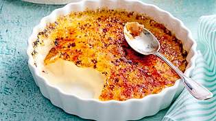 Feine, cremige Nussdessertcreme mit goldbrauner, knuspriger Karamellkruste in einer weißen Auflaufform. - Foto: LECKER @ Bauer Media Group
