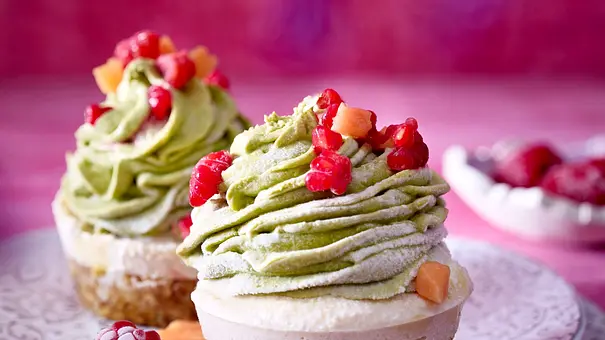 Cupcakes mit Macha Frosting, getopped mit Erdbeeren - Foto: LECKER @ Bauer Media Group Cupcakes mit Macha Frosting, getopped mit Erdbeeren - Foto: LECKER @ Bauer Media Group