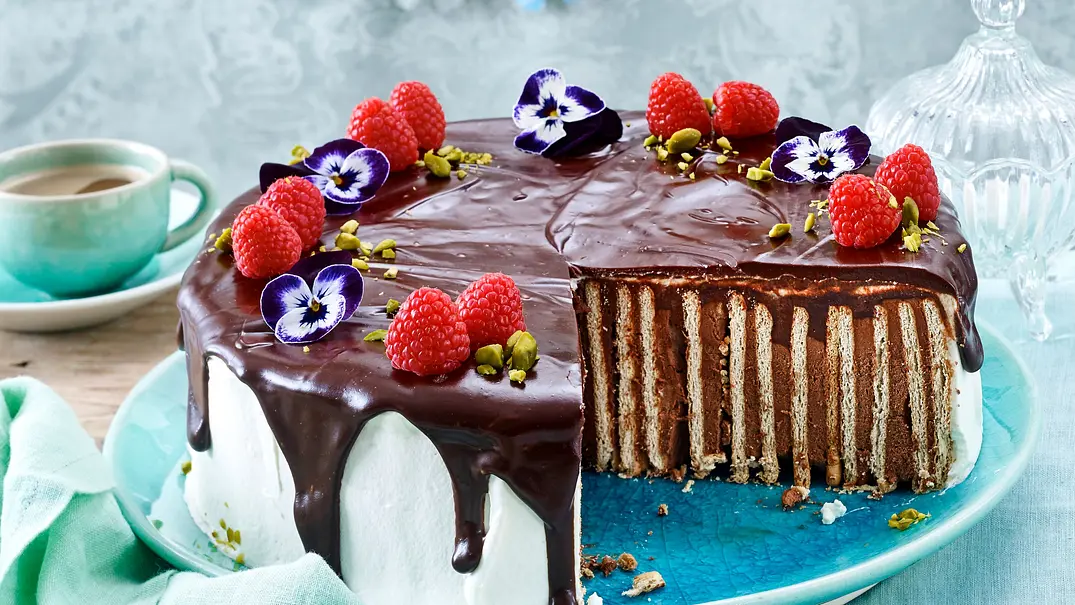 Minty Chocolate Cake mit Cookies. In einer Minzigen Farbe verziert mit einer Schokoschicht und Beeren - Foto: LECKER @ Bauer Media Group Minty Chocolate Cake mit Cookies. In einer Minzigen Farbe verziert mit einer Schokoschicht und Beeren - Foto: LECKER @ Bauer Media Group