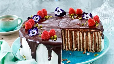 Minty Chocolate Cake mit Cookies. In einer Minzigen Farbe verziert mit einer Schokoschicht und Beeren - Foto: LECKER @ Bauer Media Group