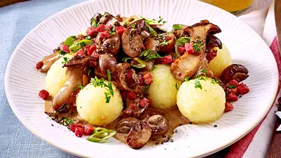 Pilzragout mit kleinen Kartoffelklößen - Foto: LECKER @ Bauer Media Group Pilzragout mit kleinen Kartoffelklößen - Foto: LECKER @ Bauer Media Group