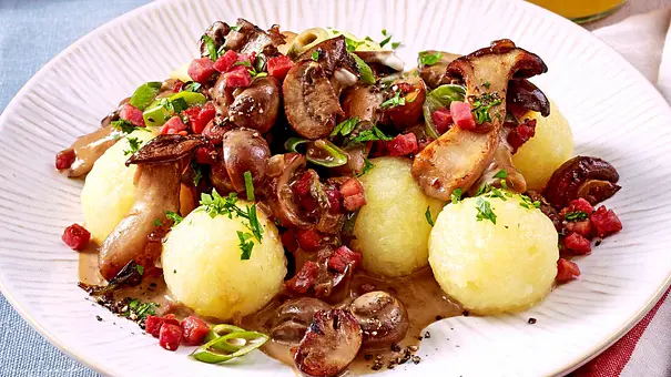 5 kleine Klöße mit Pilz-Ragout, Lauchzwiebeln und Schinkenwürfeln. - Foto: LECKER @ Bauer Media Group