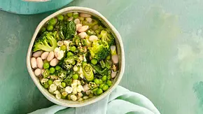 Grüne Minestrone mit Brokkoli, Erbsen und Spinat - Foto: LECKER @ Bauer Media Group