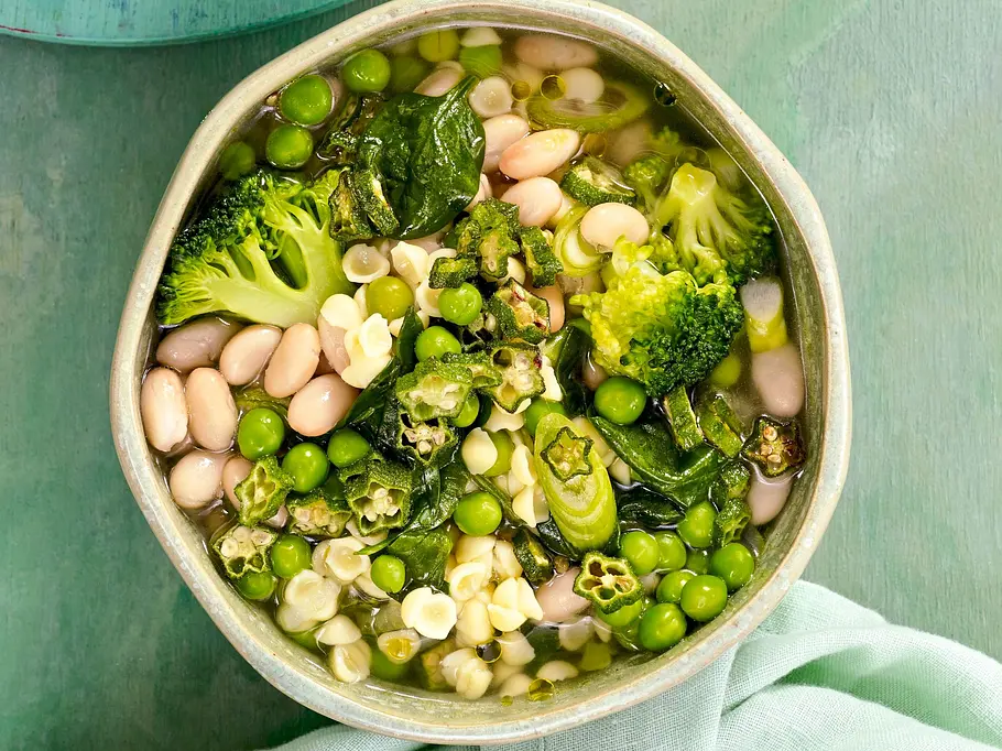 Grüne Minestrone mit Brokkoli, Erbsen und Spinat Rezept Grüne Minestrone mit Brokkoli, Erbsen und Spinat