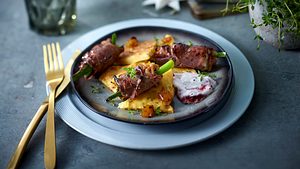 Knusprige Rösti-Ecken mit zarten Roastbeef-Röllchen, gefüllt mit grünen Bohnen, serviert mit cremiger Preiselbeer-Sahne. - Foto: LECKER @ Bauer Media Group