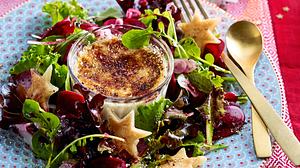 Ziegenkäse-Crème-brûlée mit goldbrauner Karamellkruste, angerichtet in einer kleinen Auflaufform. - Foto: LECKER @ Bauer Media Group