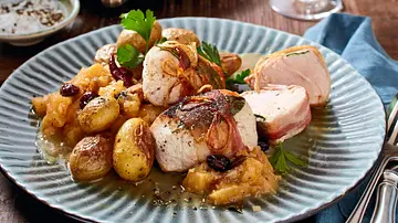 Zarte Puten-Medaillons, umwickelt mit Speck und Lorbeer, serviert mit kleinen Kartoffeln und fruchtigem Apfel-Kompott auf einem grünlich-blauen Keramikteller. - Foto: LECKER @ Bauer Media Group Zarte Puten-Medaillons, umwickelt mit Speck und Lorbeer, serviert mit kleinen Kartoffeln und fruchtigem Apfel-Kompott auf einem grünlich-blauen Keramikteller. - Foto: LECKER @ Bauer Media Group