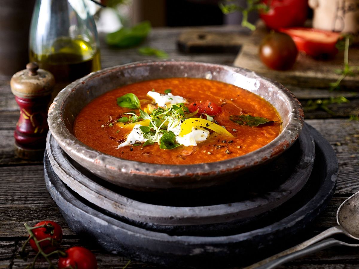 Mediterrane Tomatensuppe mit Burrata