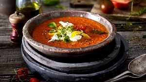 Mediterrane Tomatensuppe mit Burrata - Foto: House of Food / Bauer Food Experts KG
