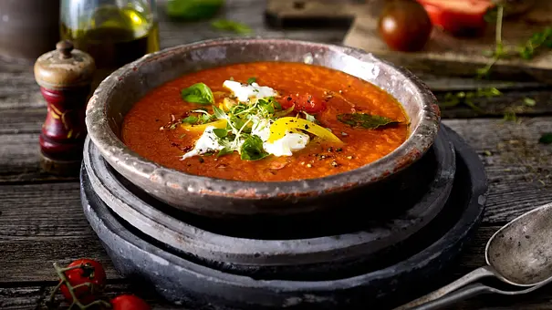 Mediterrane Tomatensuppe mit Burrata - Foto: LECKER @ Bauer Media Group Mediterrane Tomatensuppe mit Burrata - Foto: LECKER @ Bauer Media Group