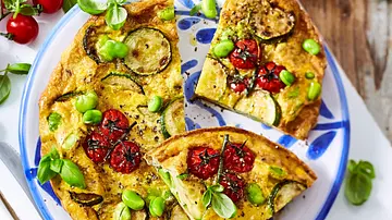 Zucchini-Tomaten-Frittata aus dem Airfryer auf einem Teller serviert - Foto: LECKER @ Bauer Media Group Zucchini-Tomaten-Frittata aus dem Airfryer auf einem Teller serviert - Foto: LECKER @ Bauer Media Group
