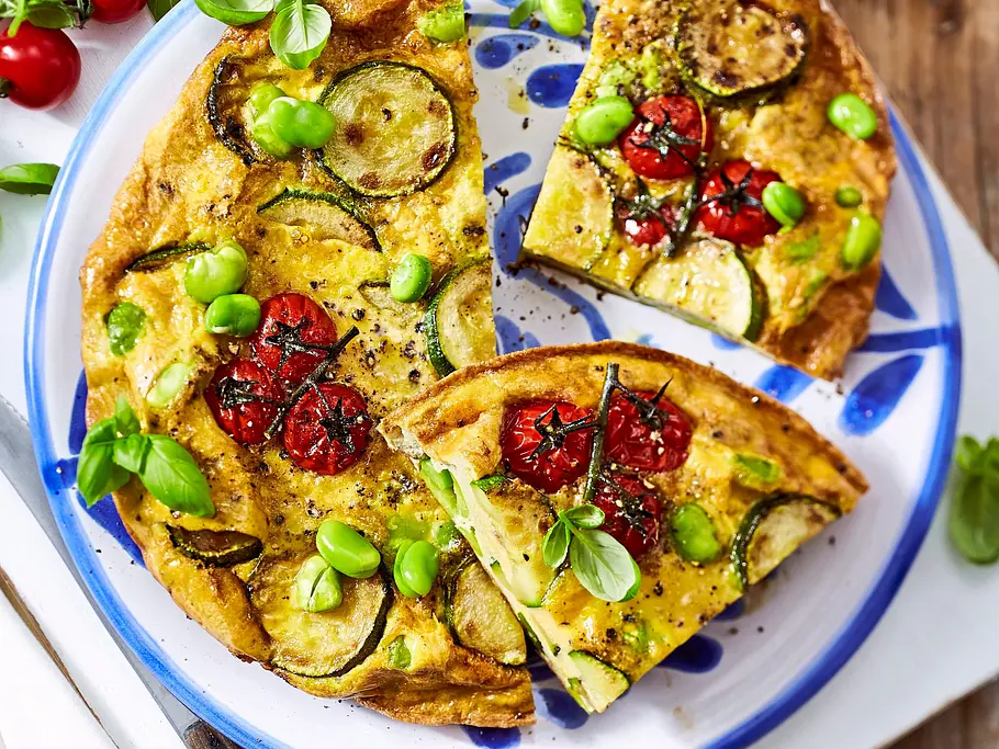 Zucchini-Tomaten-Frittata aus dem Airfryer auf einem Teller serviert Zucchini-Tomaten-Frittata aus dem Airfryer auf einem Teller serviert
