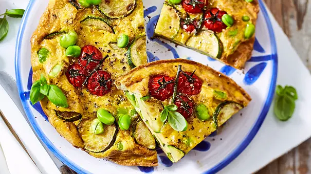 Zucchini Frittata aus dem Airfryer mit Tomaten und Bohnen. - Foto: LECKER @ Bauer Media Group