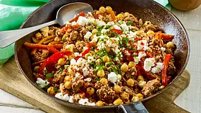 Herzhafte Pfanne mit Hackfleisch, Kichererbsen, Paprika und Schafskäse, angerichtet in einer gusseisernen Bratpfanne. - Foto: LECKER @ Bauer Media Group Herzhafte Pfanne mit Hackfleisch, Kichererbsen, Paprika und Schafskäse, angerichtet in einer gusseisernen Bratpfanne. - Foto: LECKER @ Bauer Media Group