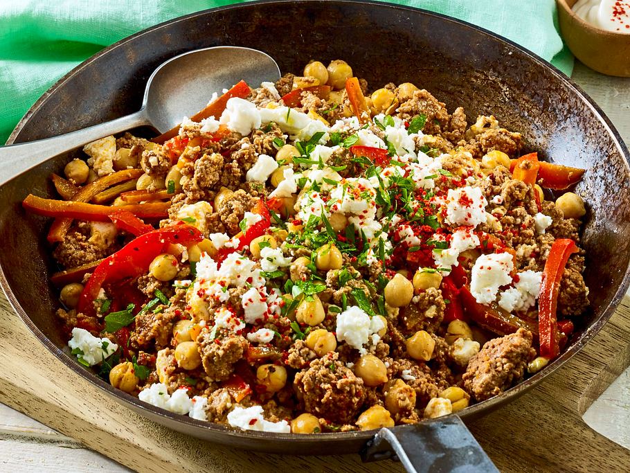 Herzhafte Pfanne mit Hackfleisch, Kichererbsen, Paprika und Schafskäse, angerichtet in einer gusseisernen Bratpfanne.