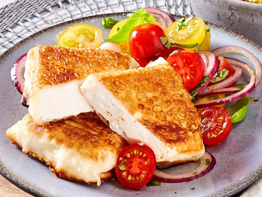Feta-Päckchen aus dem Airfryer auf einem Bett aus Tomatensalat Feta-Päckchen aus dem Airfryer auf einem Bett aus Tomatensalat