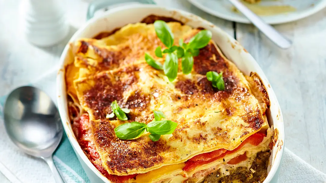 Veggie-Lasagne mit Aubergine in einer Auflaufform - Foto: LECKER @ Bauer Media Group Veggie-Lasagne mit Aubergine in einer Auflaufform - Foto: LECKER @ Bauer Media Group