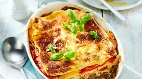 Veggie-Lasagne mit Aubergine in einer Auflaufform - Foto: LECKER @ Bauer Media Group Veggie-Lasagne mit Aubergine in einer Auflaufform - Foto: LECKER @ Bauer Media Group