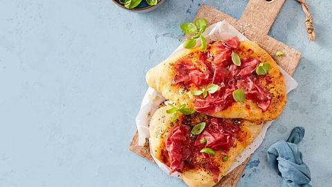 Pizzafladen aus dem Airfryer belegt mit bresola und Basilikum  - Foto: LECKER @ Bauer Media Group