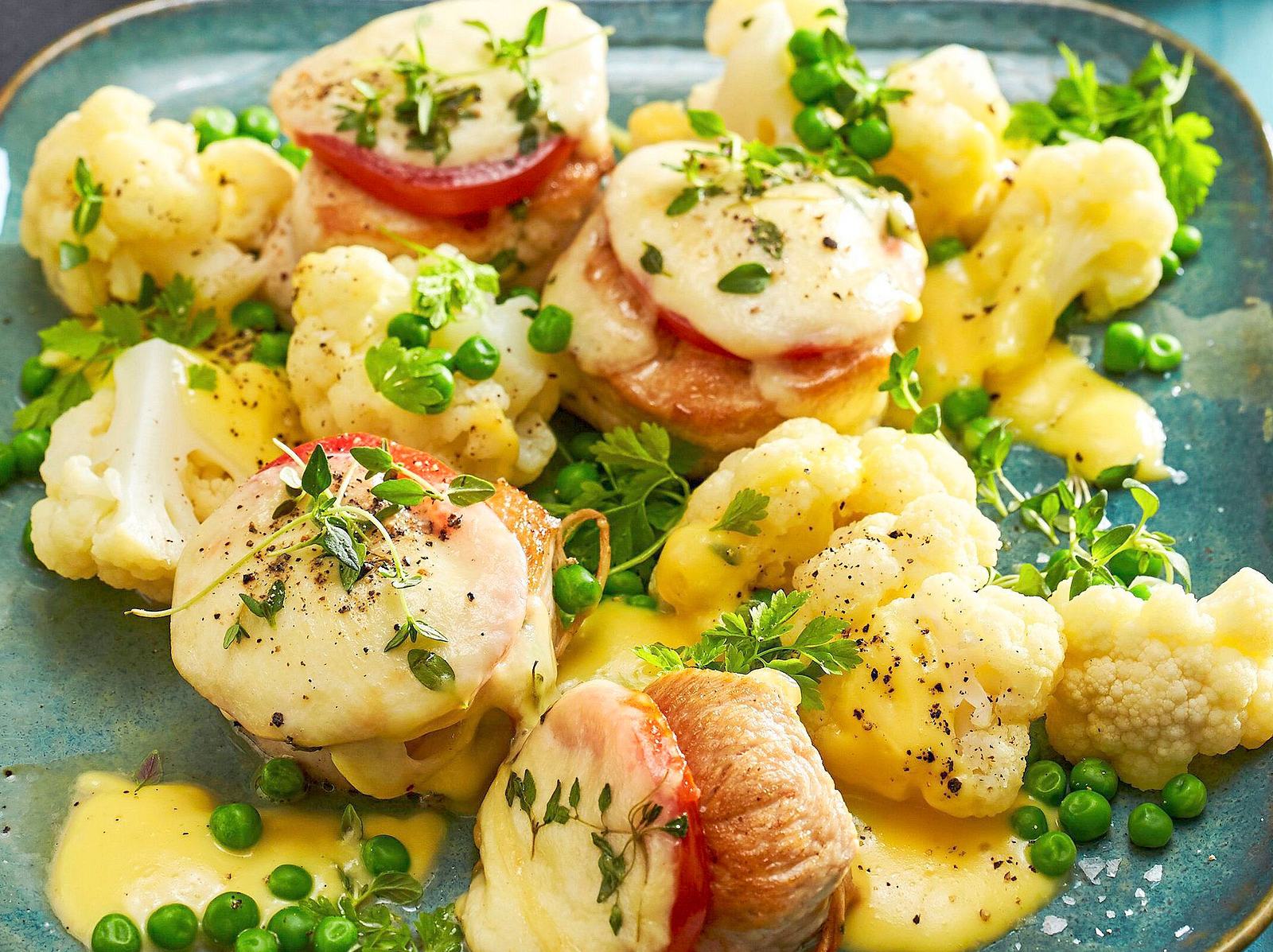 Gratinierte Putensteaks mit Blumenkohl Rezept | LECKER