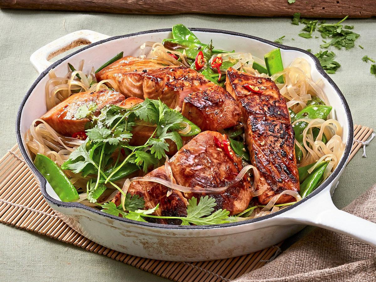 Glasnudelpfanne mit Teriyaki-Lachs Rezept