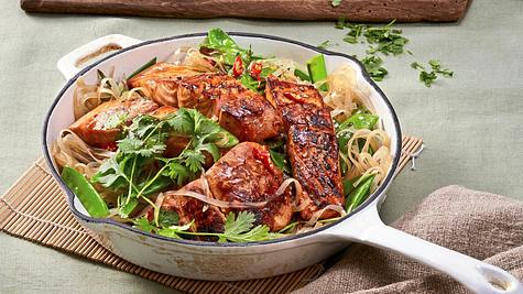 Glasnudelpfanne mit Teriyaki-Lachs Rezept - Foto: House of Food / Bauer Food Experts KG