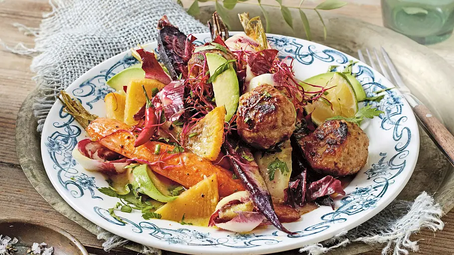 Bunter Mix aus geröstetem Wurzelgemüse, frischem Salat und goldbraunen Chili-Bällchen auf einem verzierten, flachen Teller. - Foto: LECKER @ Bauer Media Group Bunter Mix aus geröstetem Wurzelgemüse, frischem Salat und goldbraunen Chili-Bällchen auf einem verzierten, flachen Teller. - Foto: LECKER @ Bauer Media Group