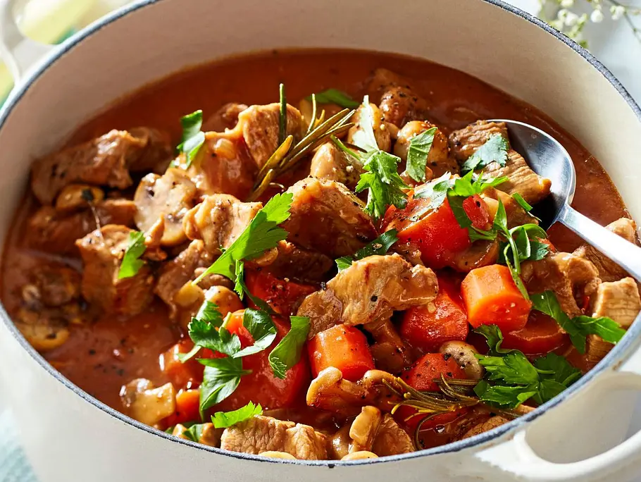 Kalbsgulasch mit ­Möhren und Pilzen  in einem Topf