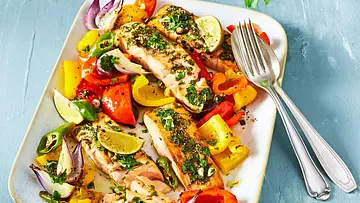 Kräuter-Lachs auf Paprika aus dem Airfryer - Foto: LECKER @ Bauer Media Group Kräuter-Lachs auf Paprika aus dem Airfryer - Foto: LECKER @ Bauer Media Group