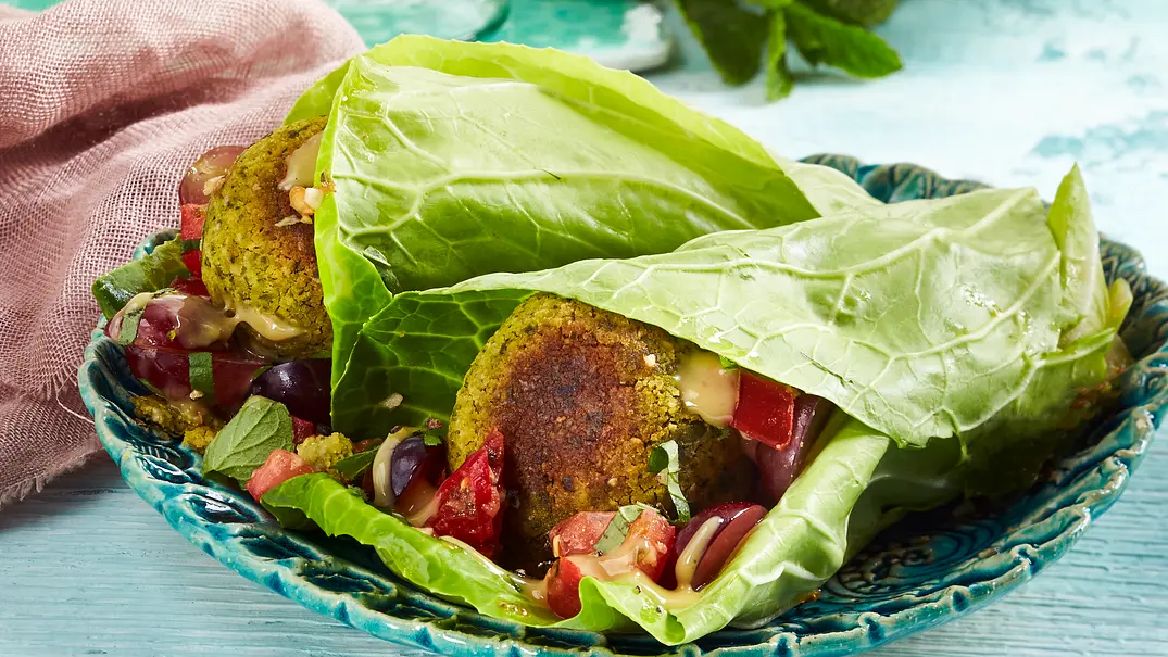 Falafel-Kräuter-Wraps mit Cashew-Dip Rezept - Foto: LECKER @ Bauer Media Group Falafel-Kräuter-Wraps mit Cashew-Dip Rezept - Foto: LECKER @ Bauer Media Group