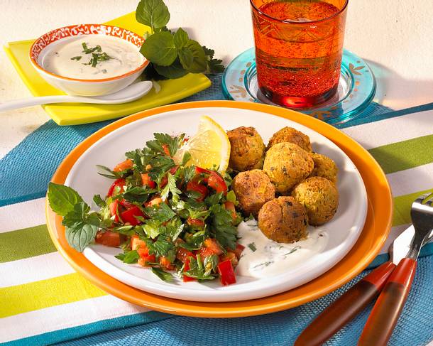 Falafel mit Petersiliensalat und Joghurt-Minz-Dressing Rezept Falafel mit Petersiliensalat und Joghurt-Minz-Dressing Rezept