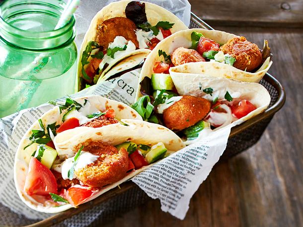 Falafel mit Salat und Sesamsoße im Fladenbrot Rezept