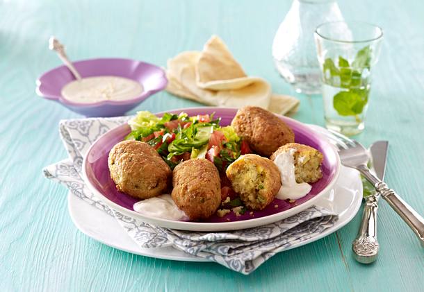 Falafel mit Sesamdip und Salat Rezept Falafel mit Sesamdip und Salat Rezept