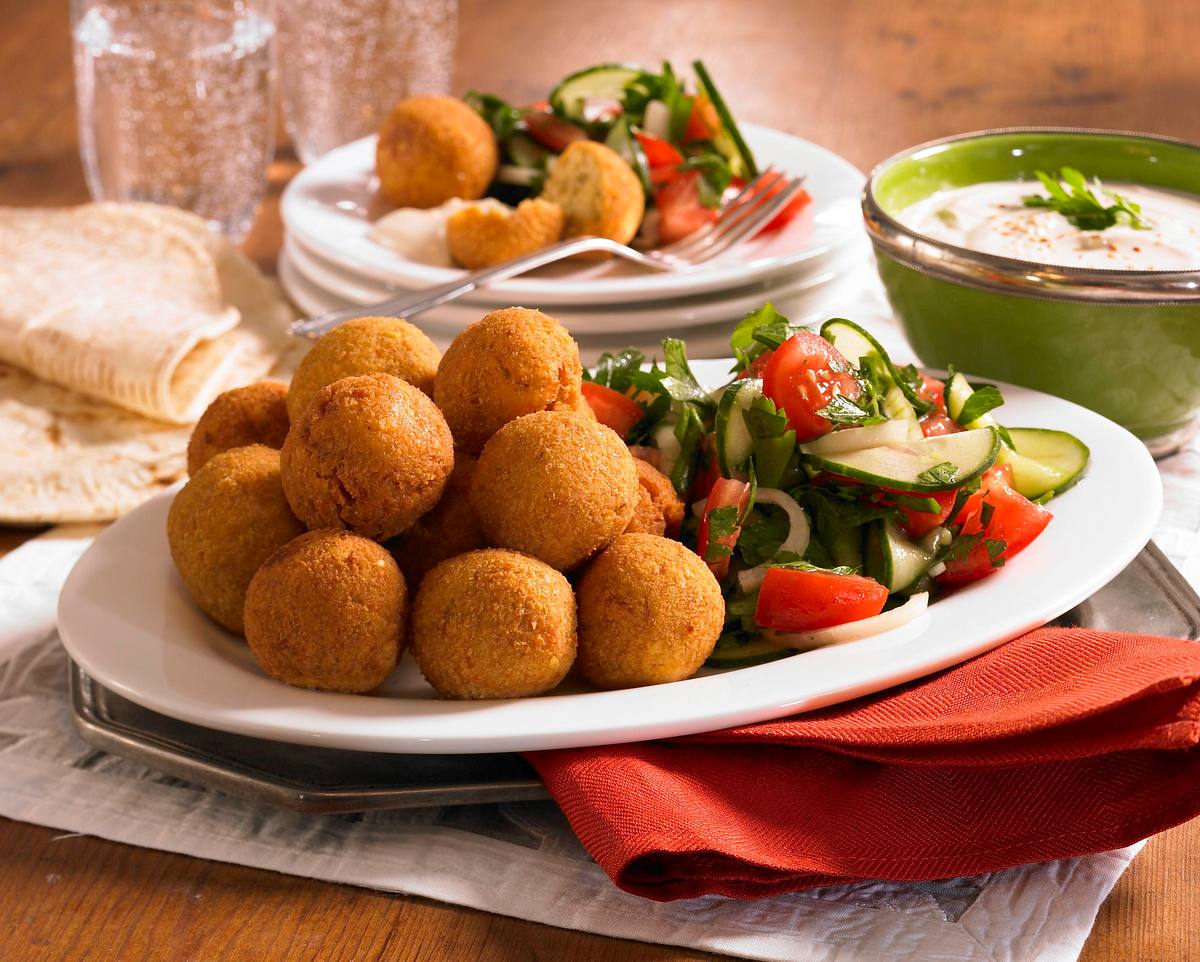 Falafel mit Sesampaste und Salat Rezept