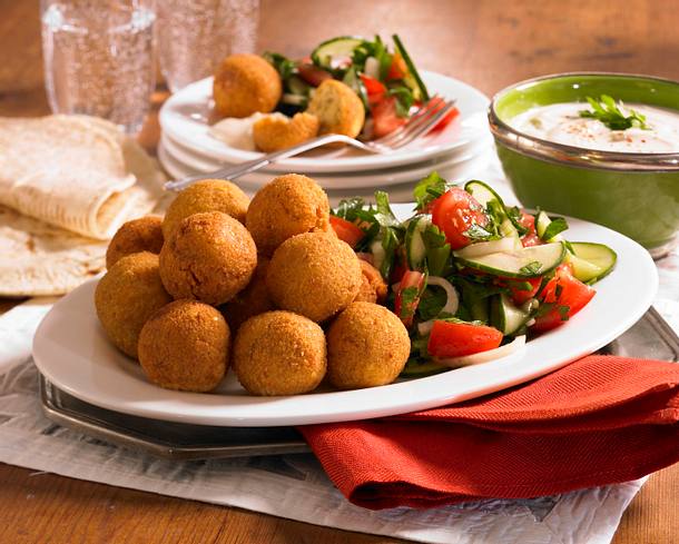 Falafel mit Sesampaste und Salat Rezept