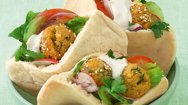 Falafel mit Sesamsauce und Salat Rezept - Foto: LECKER @ Bauer Media Group