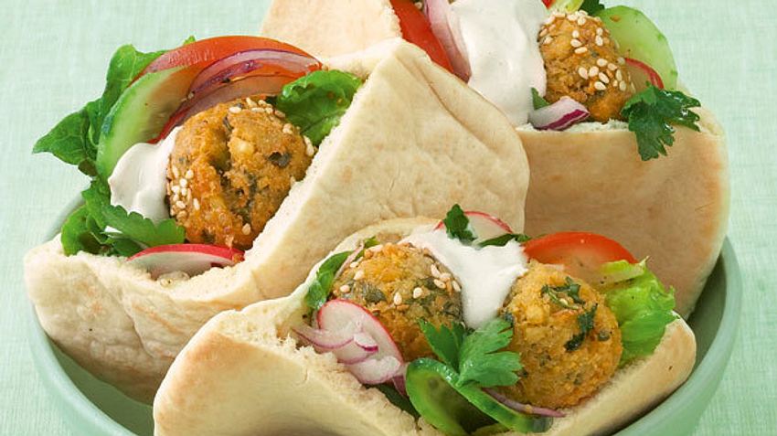 Falafel mit Sesamsauce und Salat Rezept - Foto: House of Food / Bauer Food Experts KG