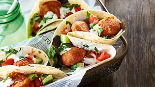 Falafel-Tortilla mit Salat und Sesamsoße Rezept - Foto: LECKER @ Bauer Media Group