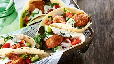 Falafel-Tortilla mit Salat und Sesamsoße Rezept - Foto: LECKER @ Bauer Media Group