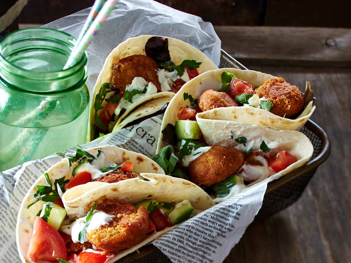 Ideen für Imbiss-Food: Falafel-Tortilla mit Salat und Sesamsoße