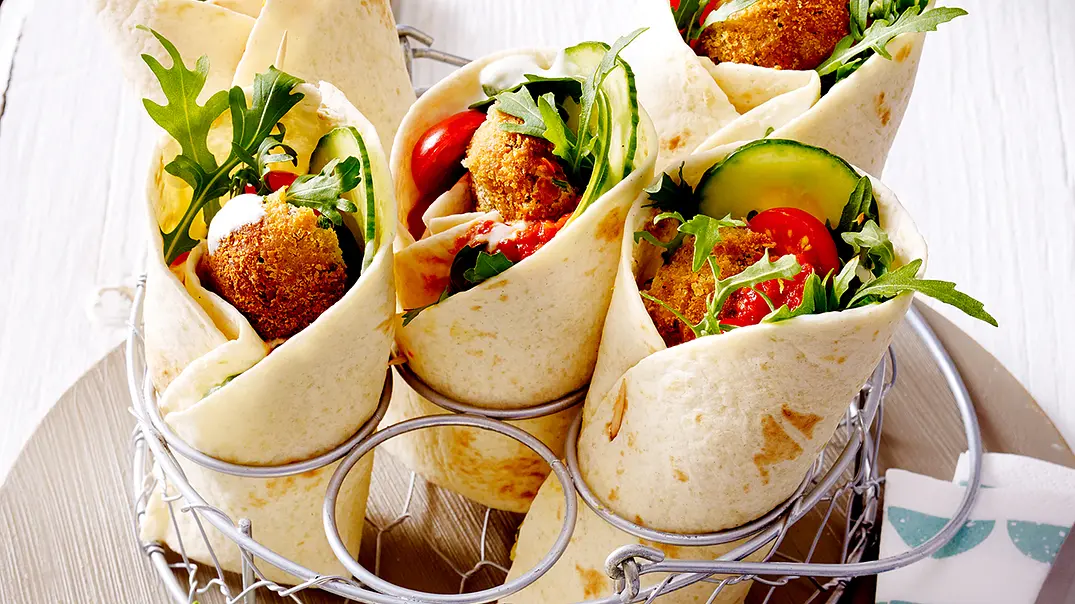 Falafel-Wraps mit Tomaten, Gurke, Rucola und Zaziki - Foto: LECKER @ Bauer Media Group Falafel-Wraps mit Tomaten, Gurke, Rucola und Zaziki - Foto: LECKER @ Bauer Media Group