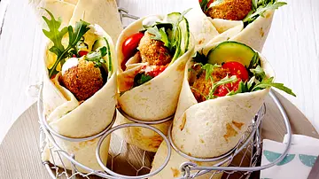Falafel-Wraps mit Tomaten, Gurke, Rucola und Zaziki - Foto: LECKER @ Bauer Media Group Falafel-Wraps mit Tomaten, Gurke, Rucola und Zaziki - Foto: LECKER @ Bauer Media Group