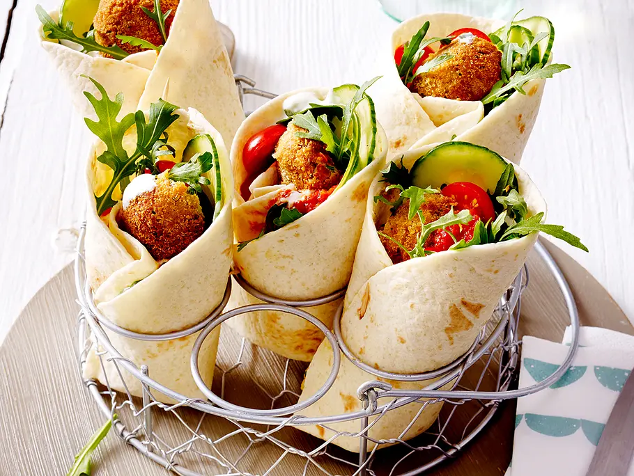 Schnelle Falafel Wraps Falafel-Wraps mit Tomaten, Gurke, Rucola und Zaziki