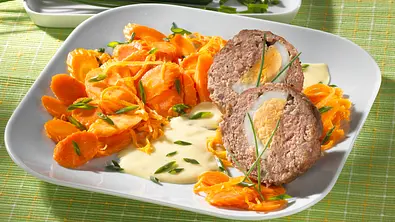 Falscher Hase mit Senfsoße und Möhren Rezept - Foto: LECKER @ Bauer Media Group