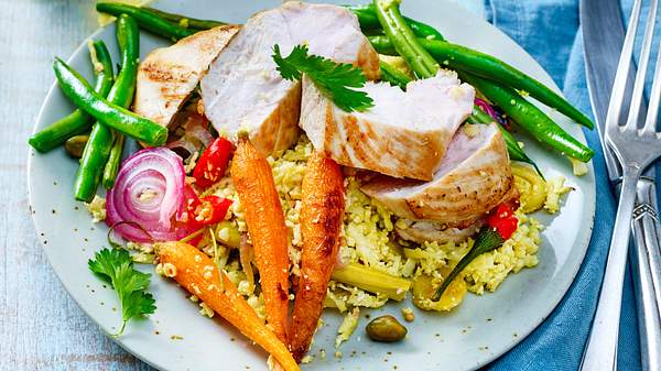 Falscher Reis mit echtem Hähnchen, Möhren, grühnen Bohnen und Chili auf einem Teller - Foto: House of Food / Bauer Food Experts KG