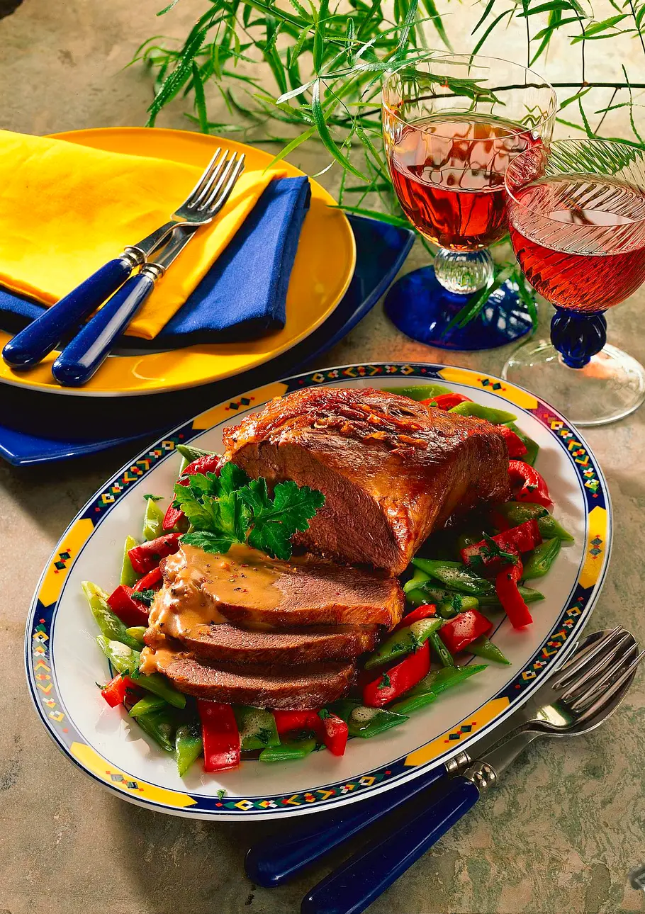 Falsches Rinderfilet mit Portweinsoße und buntem Gemüse Rezept Falsches Rinderfilet mit Portweinsoße und buntem Gemüse Rezept
