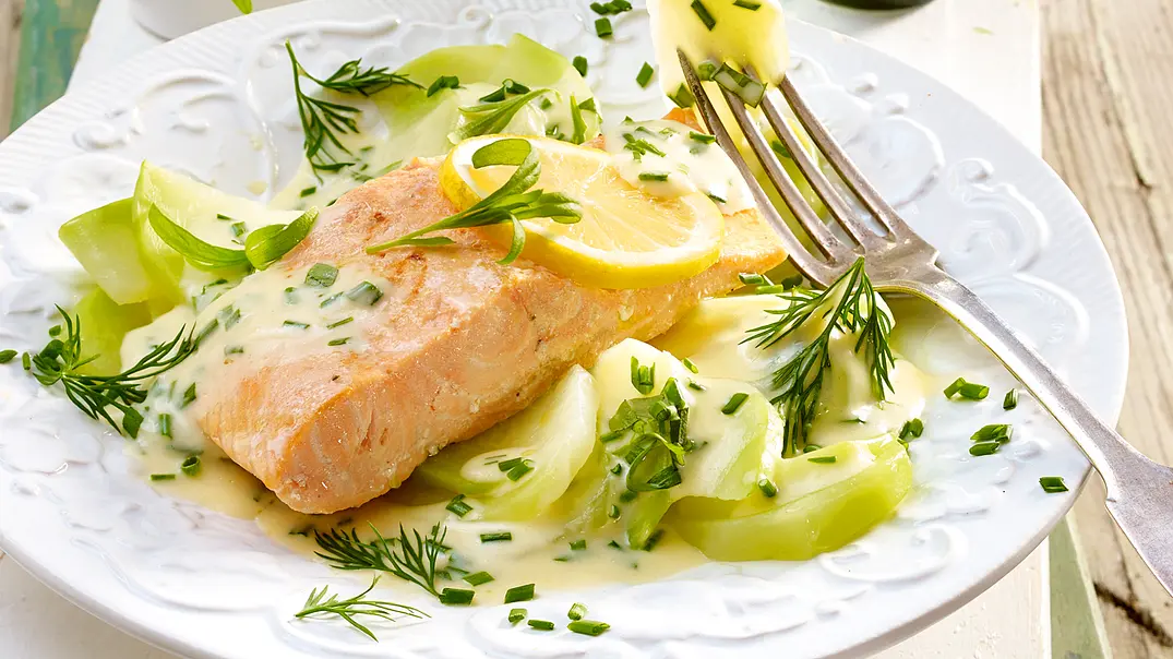 Fangfrisch: Lachsfilet auf Kräuter-Kohlrabi Rezept - Foto: LECKER @ Bauer Media Group Fangfrisch: Lachsfilet auf Kräuter-Kohlrabi Rezept - Foto: LECKER @ Bauer Media Group