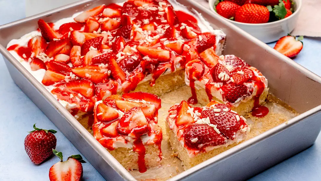 Fantakuchen mit Erdbeeren - Foto: ShowHeroes für LECKER @ Bauer Media Group Fantakuchen mit Erdbeeren - Foto: ShowHeroes für LECKER @ Bauer Media Group
