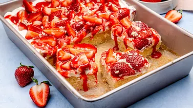 Fantakuchen mit Erdbeeren, angeschnitten in einer Auflaufform aus Metall - Foto: ShowHeroes für LECKER @ Bauer Media Group